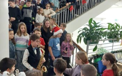 Mala božićna priredba u hodniku škole