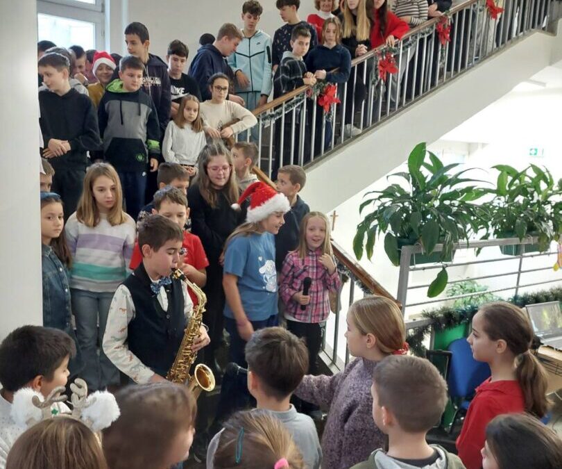 Mala božićna priredba u hodniku škole